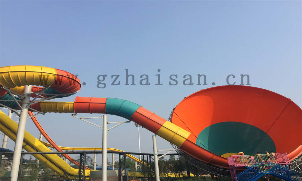 水上乐园大滑梯接人视频