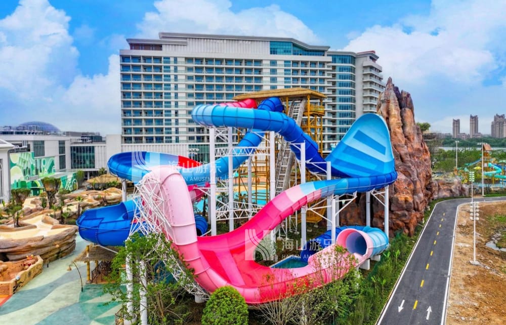 双重风暴，极致竞速——星际盘旋+巨浪翻滚组合引爆水乐园刺激体验